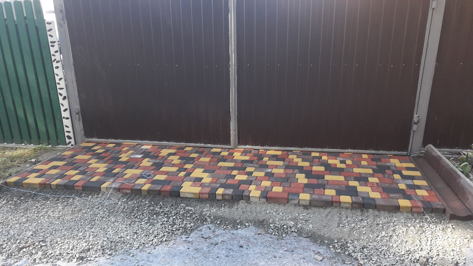 Укладання тротуарної плитки допоможе облаштувати ділянку